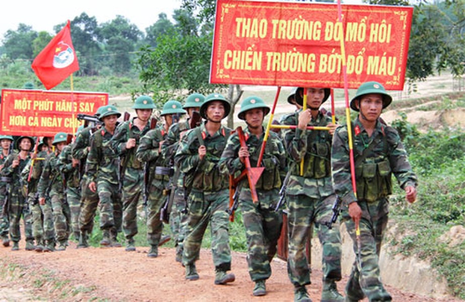 Cán bộ chỉ huy, chiến sĩ các đơn vị thuộc Trung đoàn 19 hành quân ra bãi tập.